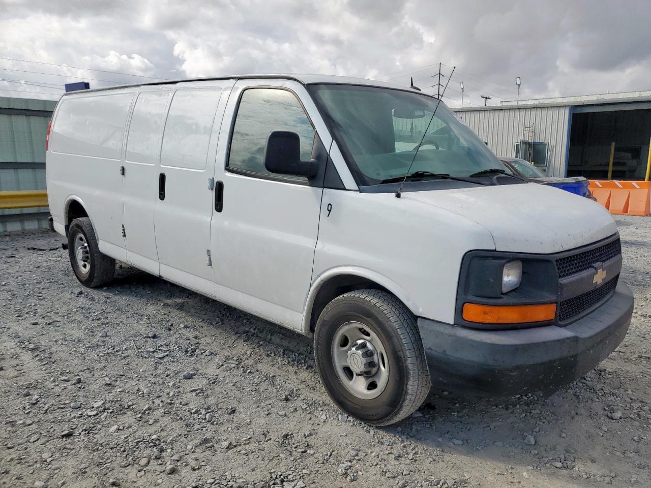 Chevrolet Express Image 2
