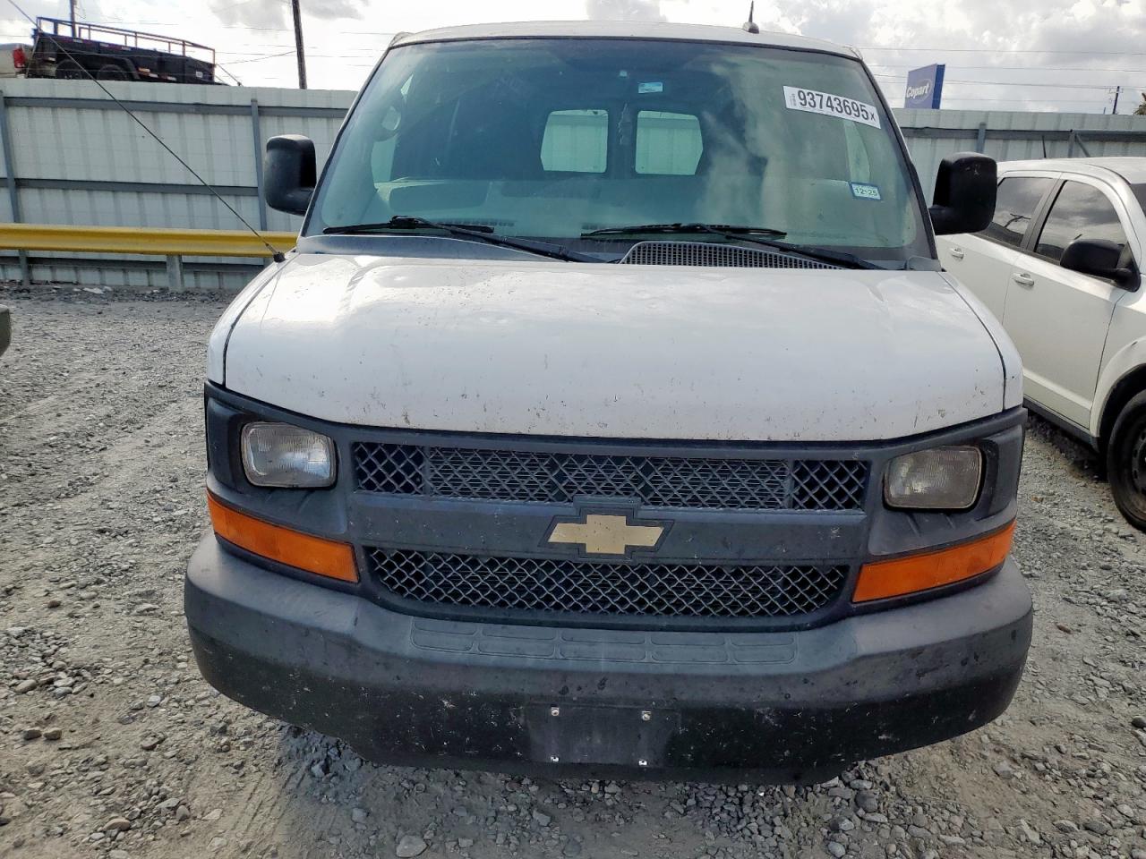 Chevrolet Express Image 5