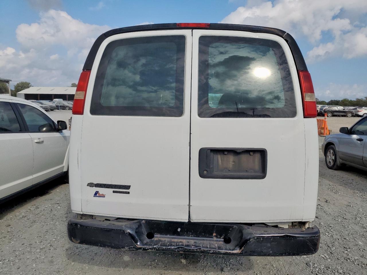 Chevrolet Express Image 13