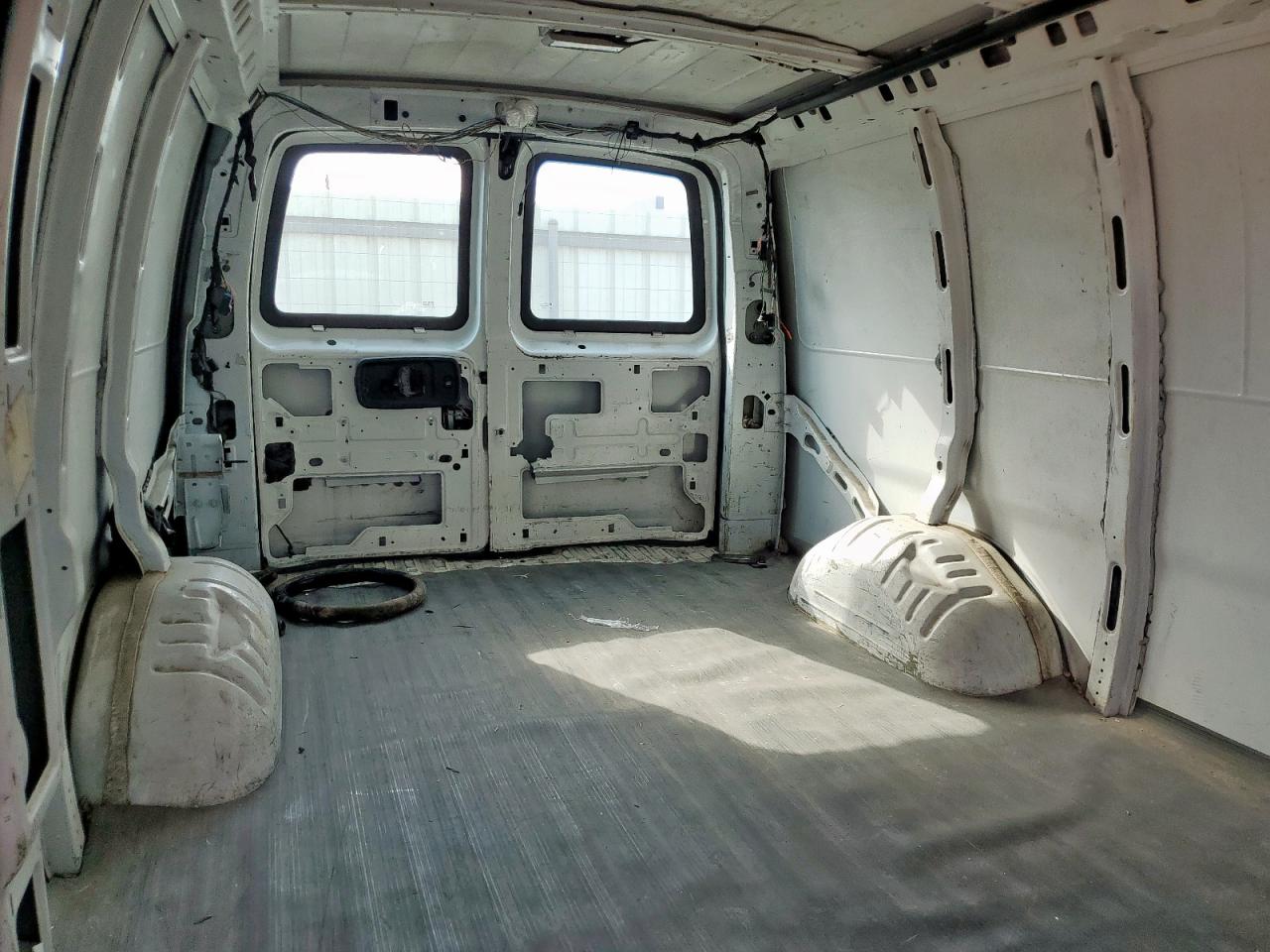 Chevrolet Express Image 7