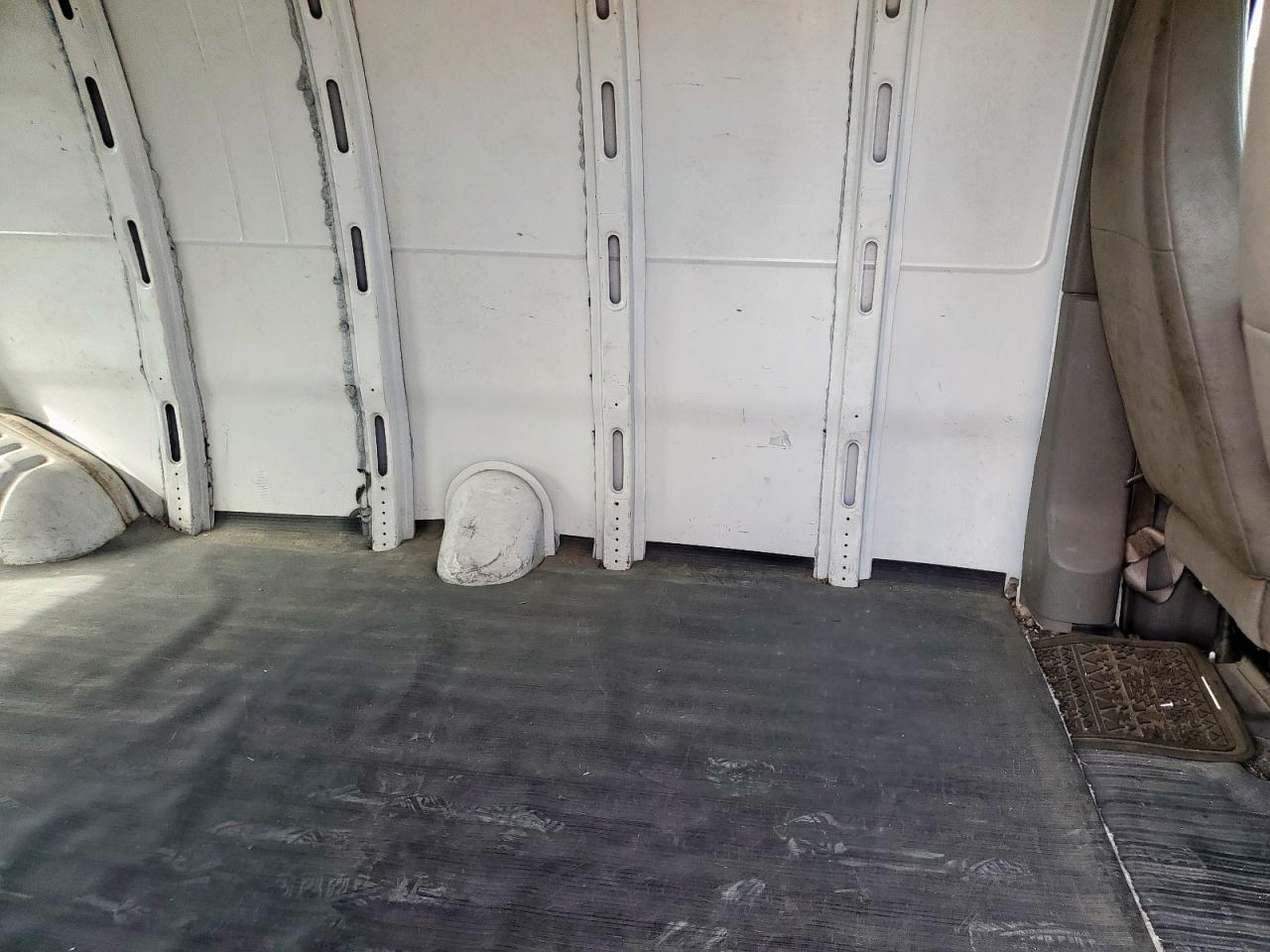 Chevrolet Express Image 12